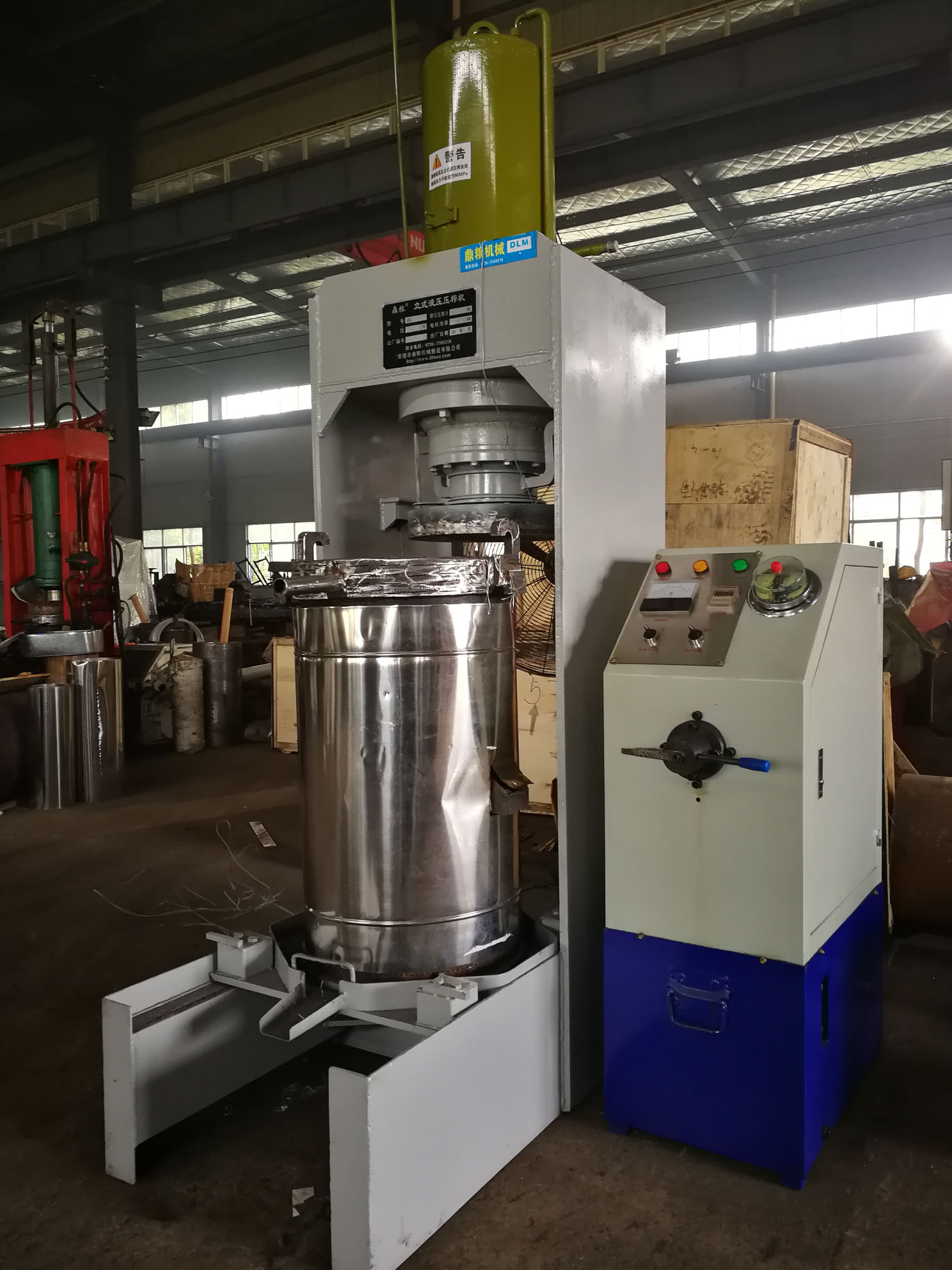 不銹鋼超高壓立式液壓壓榨機(jī)，果汁壓榨機(jī)，果渣壓榨機(jī)，藥材壓榨，油渣處理，白土壓榨